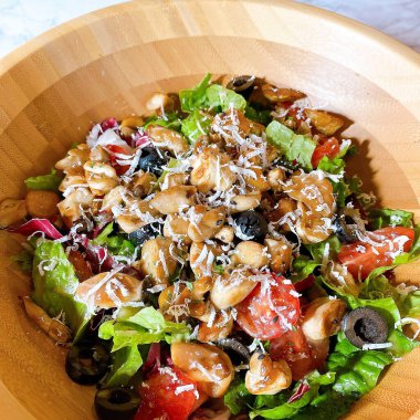 Beyaz tabakta tavuklu salata.