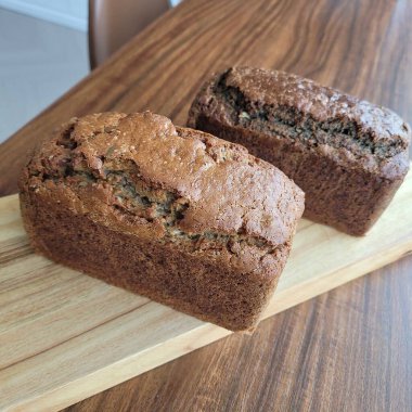 Tahta yüzeyde iki parça çikolatalı pastanın yüksek açılı görüntüsü.