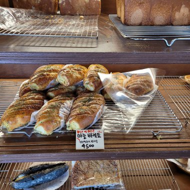 Piyasada taze ekmek ve ekmek.