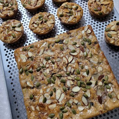 Badem ve fındıklı ev yapımı elmalı turta.