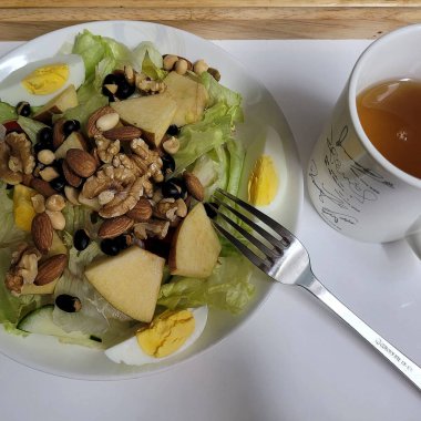 Elmalı salata, fındık ve bal beyaz tabakta