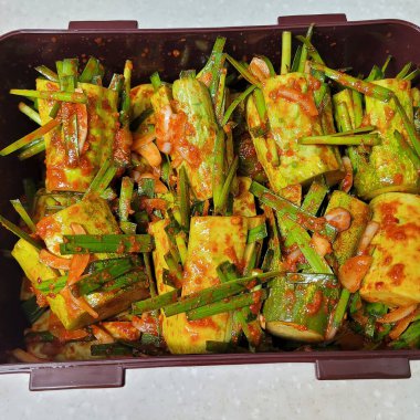 Kızarmış tofu ve sebze.