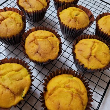 Ev yapımı fındıklı ve baharatlı çikolatalı kekler.