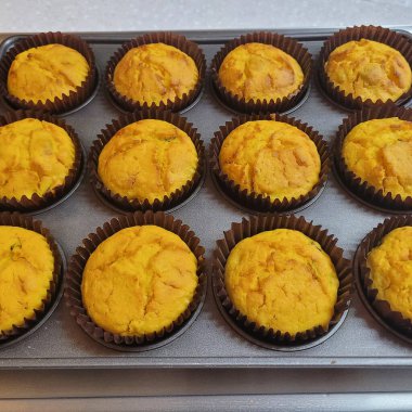 Kekler yemek kabında.