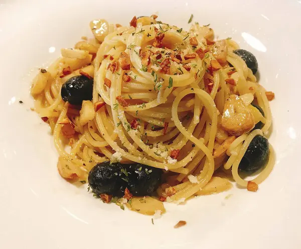 Deniz ürünleri ve peynirli spagetti.