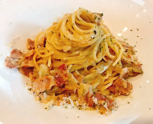 Peynirli spagetti, parmesan, sarımsak, fesleğen