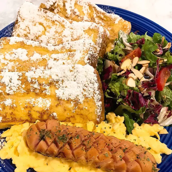 Kahve ve kruvasanla kahvaltı.