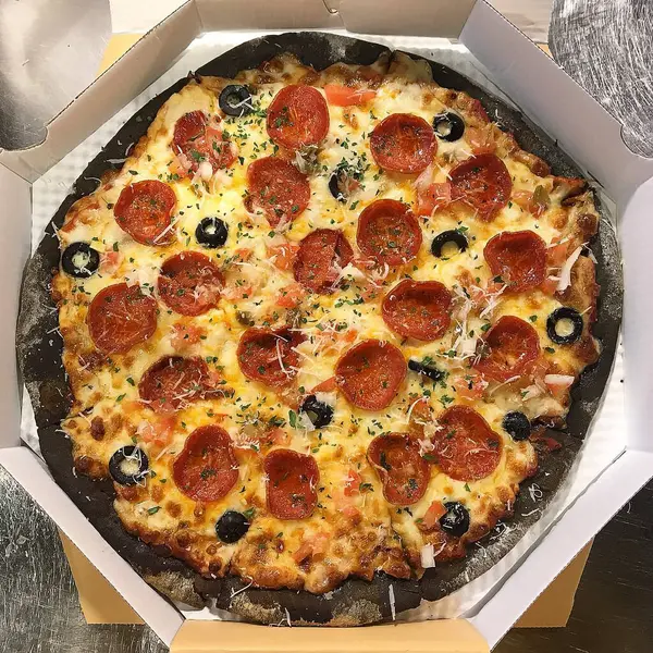 Peynirli ve domatesli pizza.