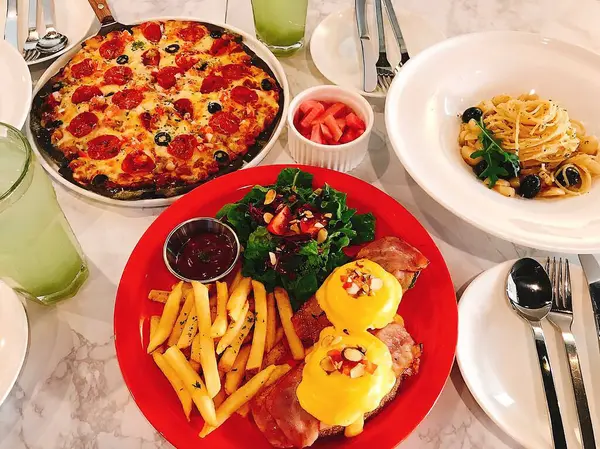 Peynirli İtalyan pizzası.