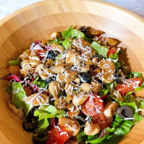 Beyaz tabakta tavuklu salata.