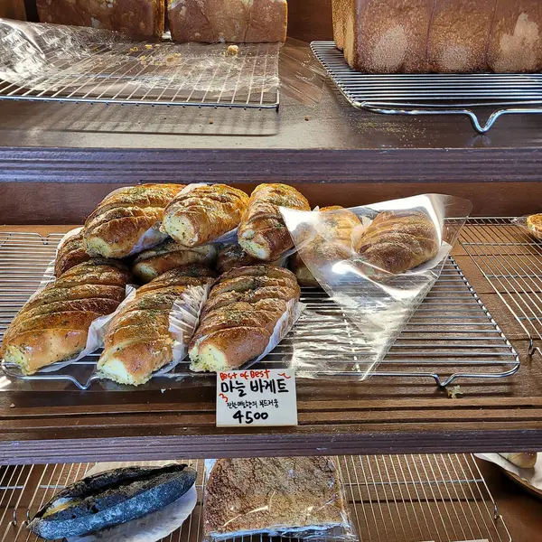 Piyasada taze ekmek ve ekmek.