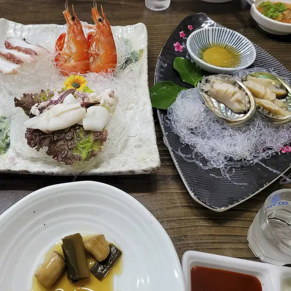 Japon mutfağı. Karides ve sebzeli suşi.