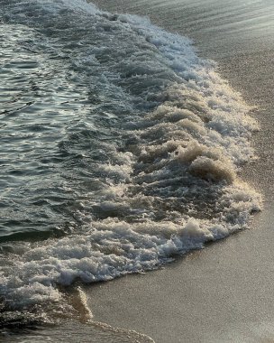 Sahildeki deniz dalgaları