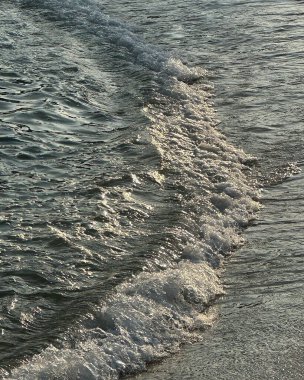 Deniz kıyısında dalgalar