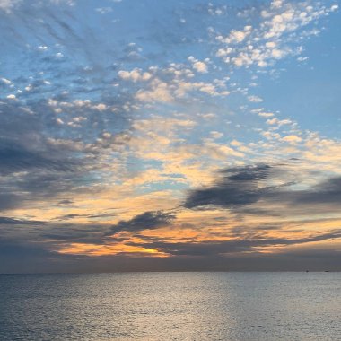 Denizin üzerinde güzel bir gün batımı