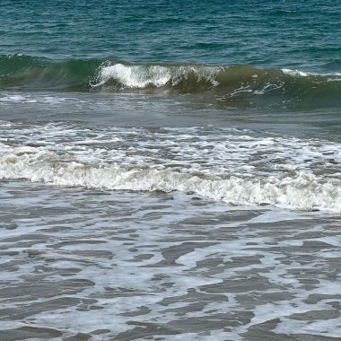 Sahildeki deniz dalgaları