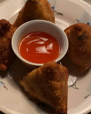 Lezzetli bir kızarmış tavuğun yakın plan fotoğrafı.