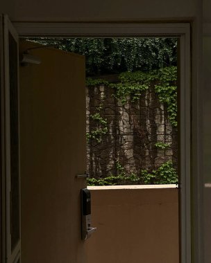 Ahşap kapılı pencere.