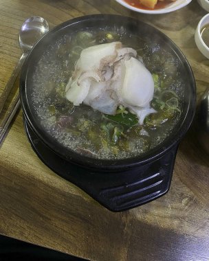 Kızarmış tavuğun mutfak fotoğrafı.