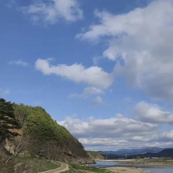 Dağları ve mavi gökyüzü olan güzel bir manzara.