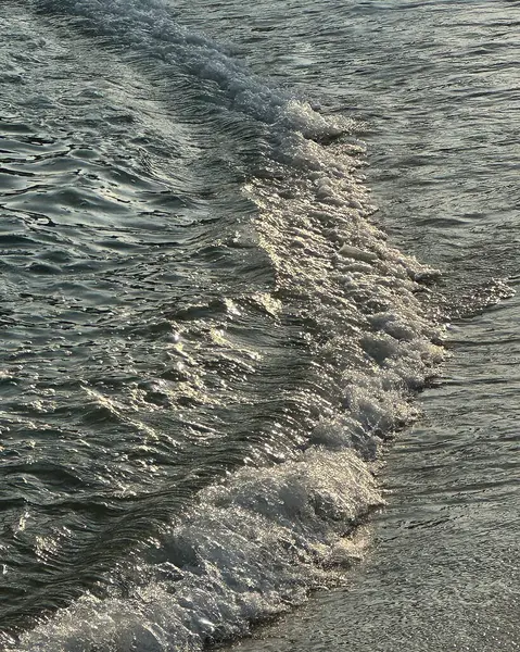 Deniz kıyısında dalgalar