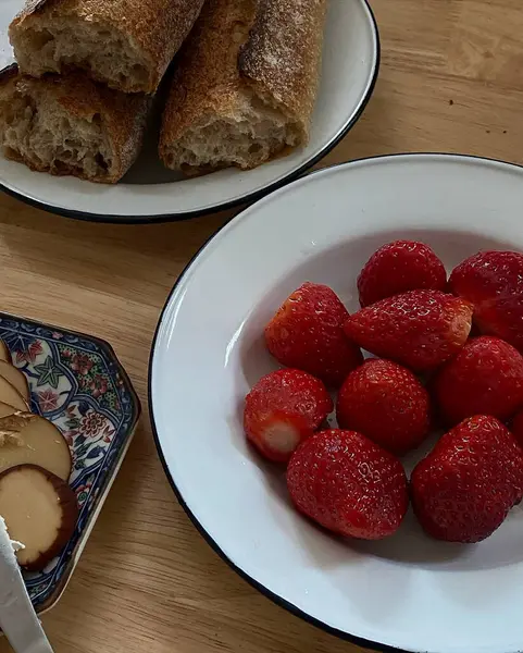 Taze çilek ve çikolata parçaları.