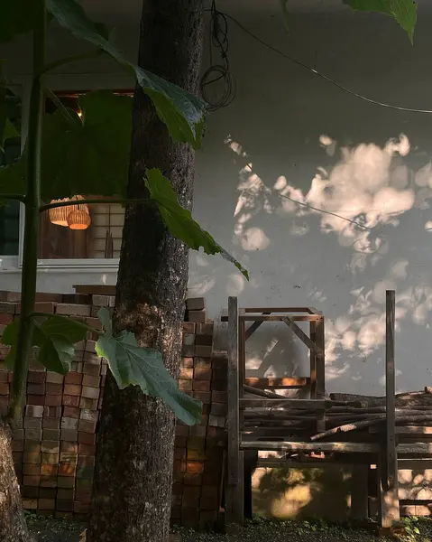 Şehirdeki evin penceresinin görüntüsü