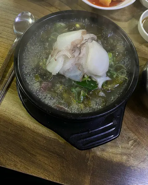 Kızarmış tavuğun mutfak fotoğrafı.