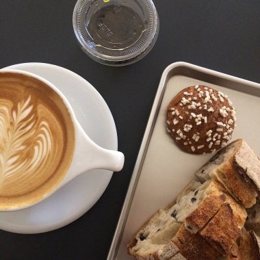 Kahve fincanı, kahve ve ekmek.