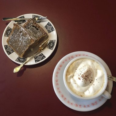 Çikolata kremalı kahve fincanı.