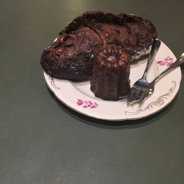 Kremalı ve fındıklı çikolatalı pasta