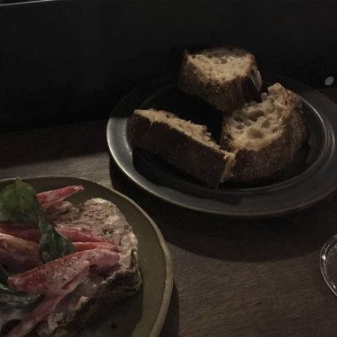 Bir dilim ekmek ve bir bardak şarapla nefis bir tostun yüksek açılı çekimi.