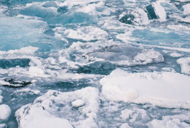 Kışın nehir kıyısında güzel buz, yakın - yakın -
