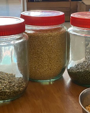 Mutfakta farklı baharatlar olan cam kavanozlar.