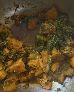 Beyaz arka planı olan bir tavada köri ve soya peyniri.