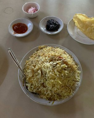 Pirinç ve sebzeli kızarmış tavuk.