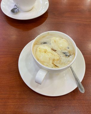 Dondurma ve kahve fincanlı leziz krema.