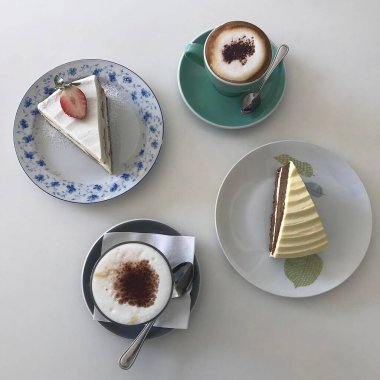 kahve fincanı ve kek masada.