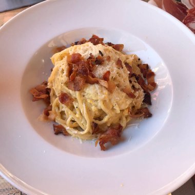 spagetti carbonara, pastırma, peynir