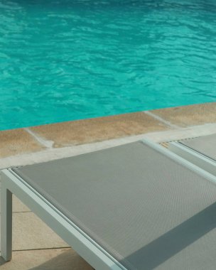 sandalye ve masa üstü manzaralı masa