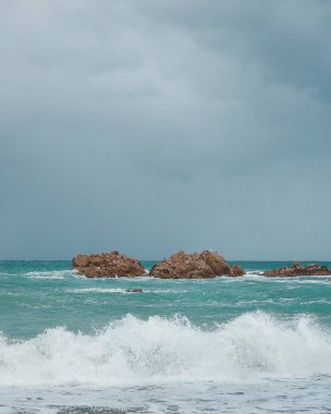 Beton, Yunan ve Avrupa adalarının kayalık sahillerinde deniz dalgaları kopuyor..