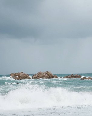 Akdeniz kıyısındaki deniz dalgaları, İspanya