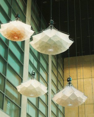 Tavandan sarkan tavan lambaları