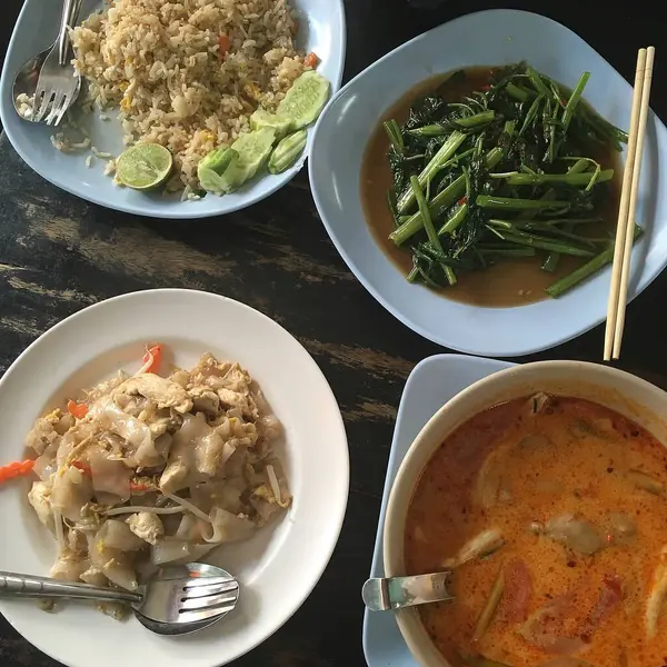 Kızarmış tavuğun beyaz masada sebzeli ve şehriyeli görüntüsü..