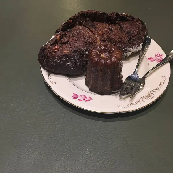 Kremalı ve fındıklı çikolatalı pasta