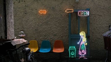 Modern bir binanın içinde.