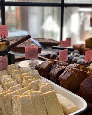 Bir dükkanda lezzetli kekler.