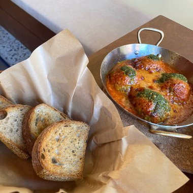 Masada bitkilerle birlikte lezzetli ekmek ve peynir.