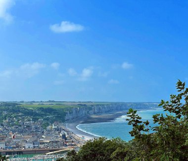 Ağacın tepesinden ve Fransız köyünün tepesinden manzara