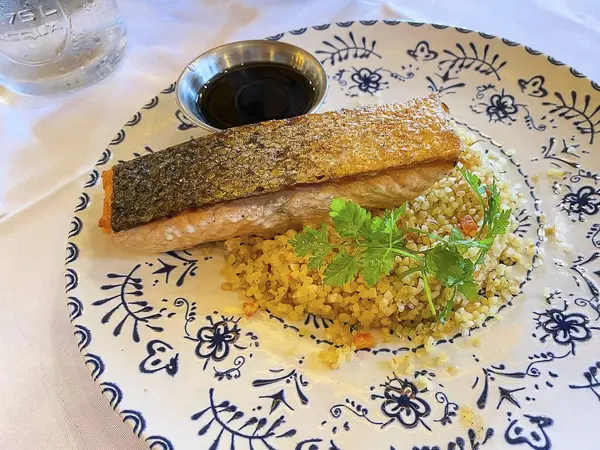 Sebzeli, baharatlı ve soslu ızgara somon bifteği.